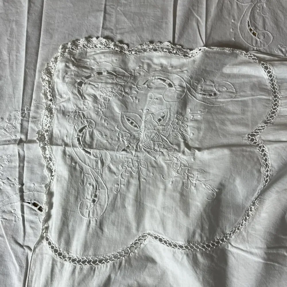Floral Embroidery Lace White Tablecloth Cut-out Design 115 x 65